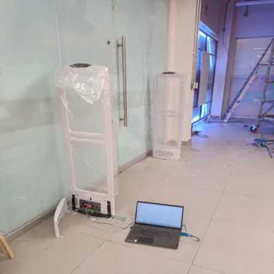 Antena RODALU 825 instalada y configurada con laptop